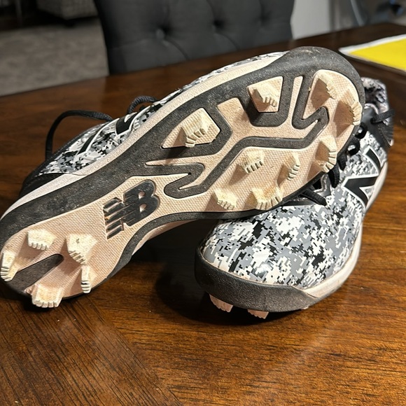 New Balance Boys Molded Baseball Cleats Size 6 - Picture 4 of 4